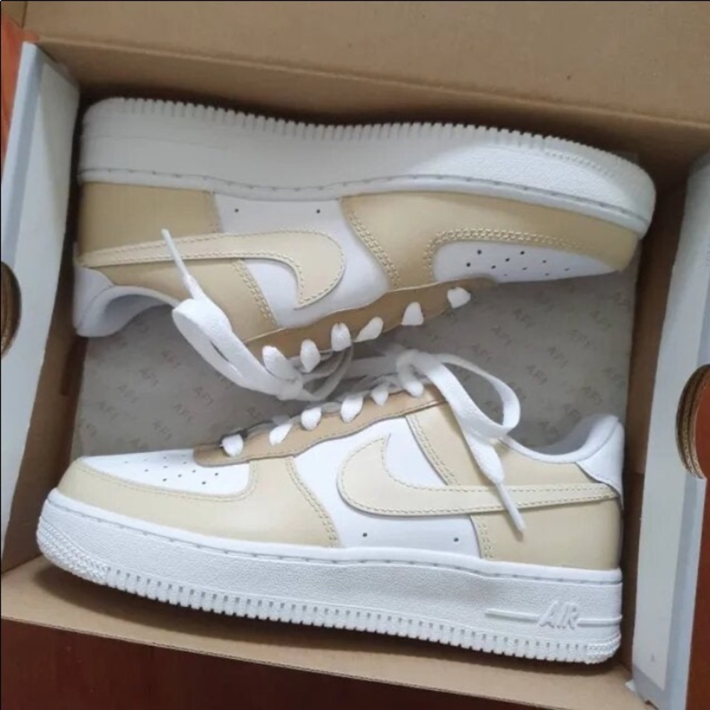 BEIGE NIKES